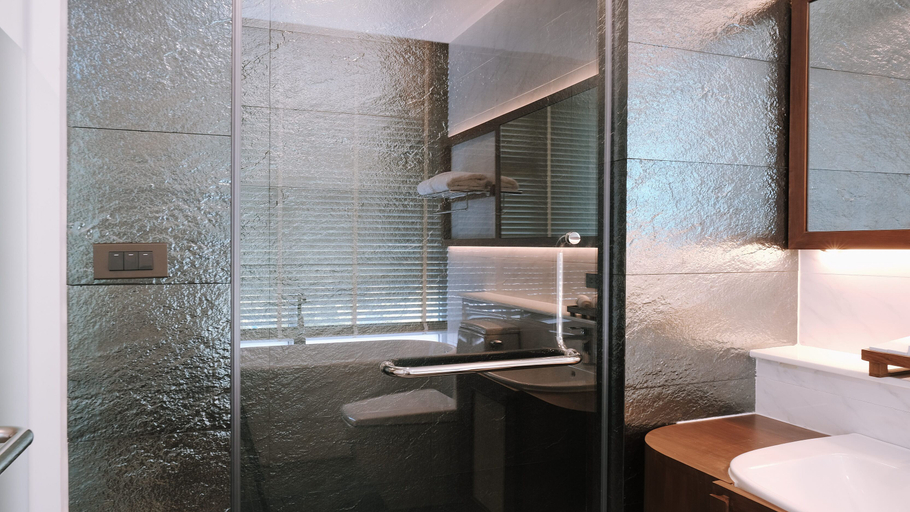 Bathroom 5, Sichon Tesoro, Sichon