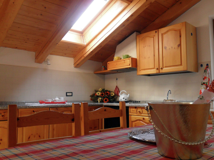 Dining 5, Apartment in Celledizzo Near Ski Area, Trento
