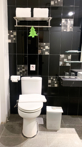 Bathroom 5, PYRENEES Malioboro Hotel, Yogyakarta