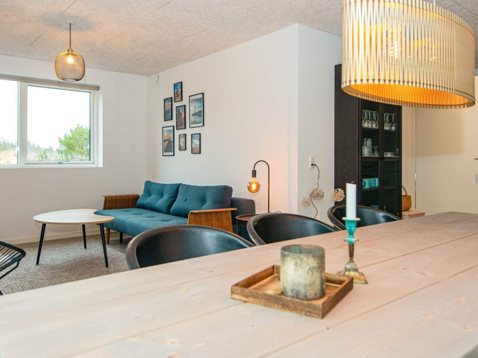 Dining 5, 5 Star Holiday Home in Romo, Tønder