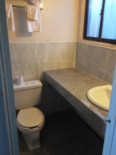 Bathroom 3, American Plaza Motel, Middlesex