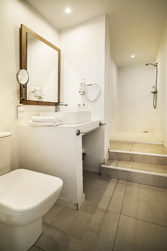 Bathroom 4, Xubec - Albergue Juvenil, Baleares