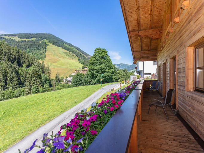 Others 5, Elegant Apartment Near the ski bus, Zell am See