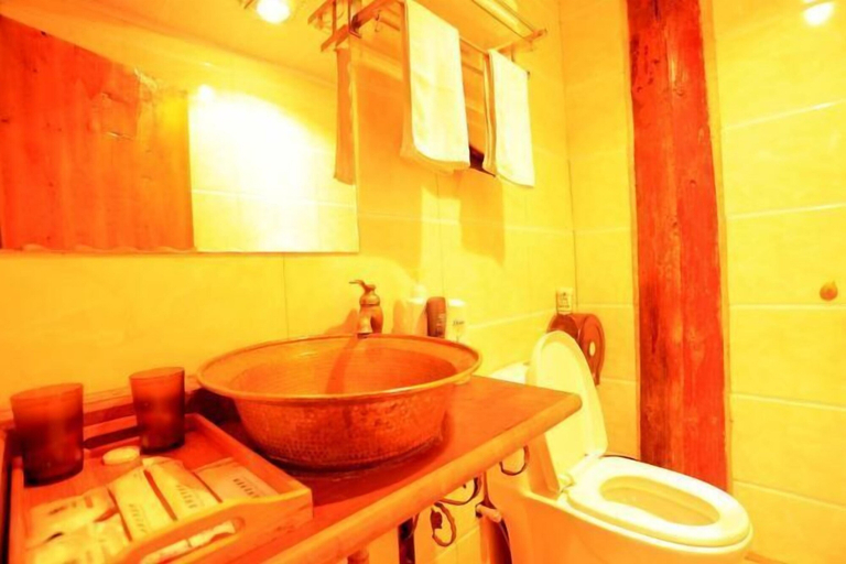 Bathroom 3, Gesajibu Inn, Dêqên Tibetan