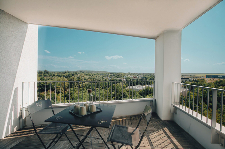 Exterior & Views 13