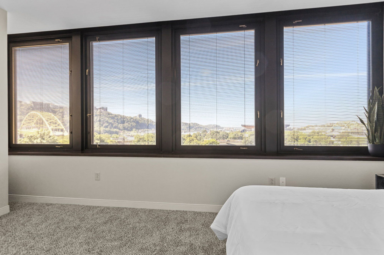 Sleek 2BR Downtown Retreat with Gym, Allegheny