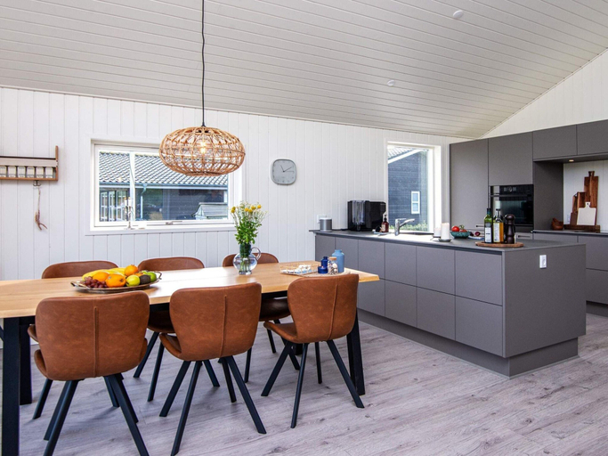 Private kitchen 2, Stylish Lakeview Retreat-by Traum, Varde