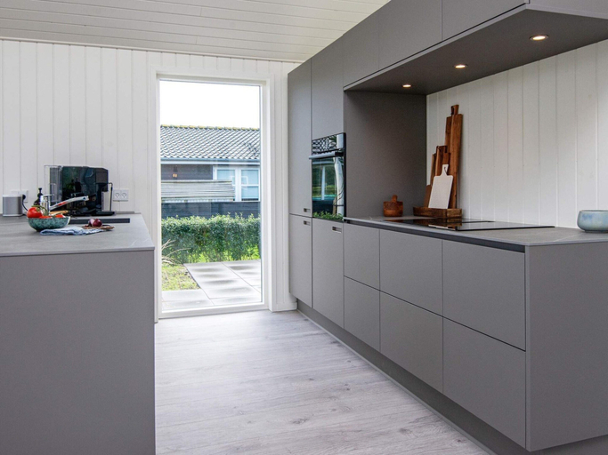 Private kitchen 3, Stylish Lakeview Retreat-by Traum, Varde