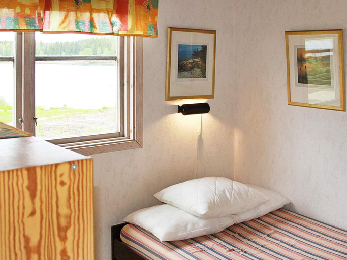 Room 5, 7 Person Holiday Home in Skyllberg, Askersund
