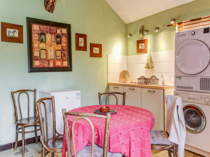 Others 2, Holiday Home in a Park in Raizeux With Terrace, Yvelines
