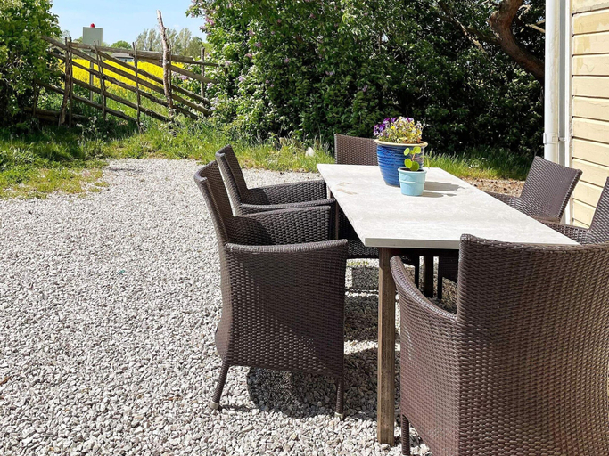 Dining 5, 5 Person Holiday Home in Romakloster, Gotland