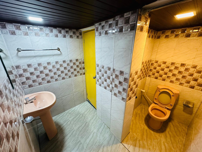 Bathroom 3, Tishan Holiday Resort, Thamankaduwa