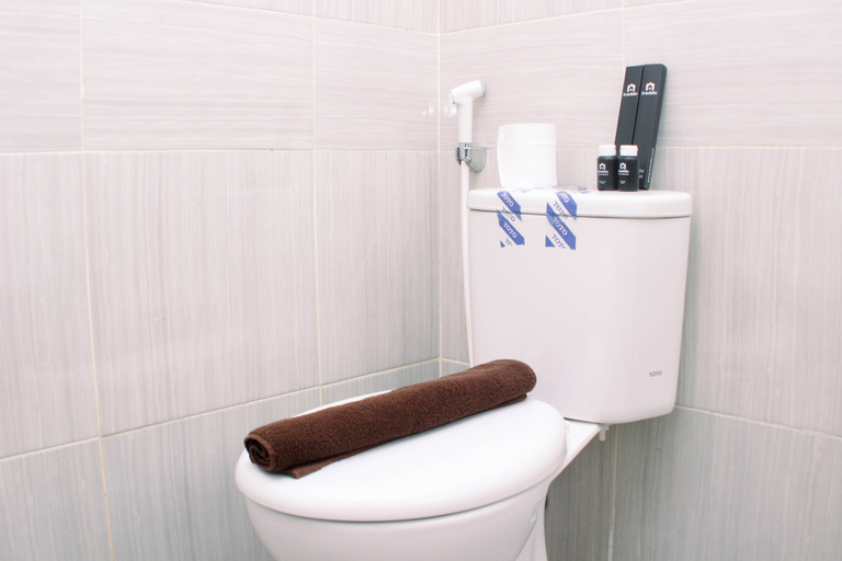 Bathroom 5, Modern Look and Restful Studio at 32th Floor Vasanta Innopark Apartment By Travelio, Cikarang