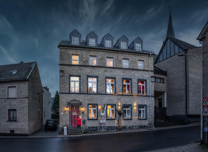 Exterior & Views