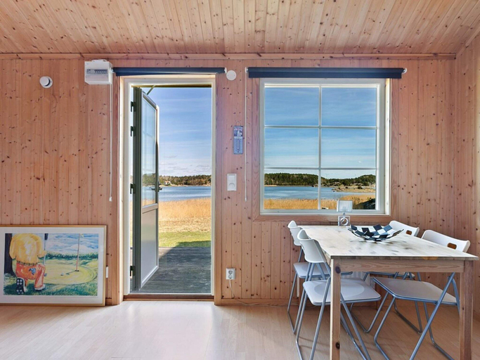 Dining 5, 4 Star Holiday Home in Stromstad, Strömstad