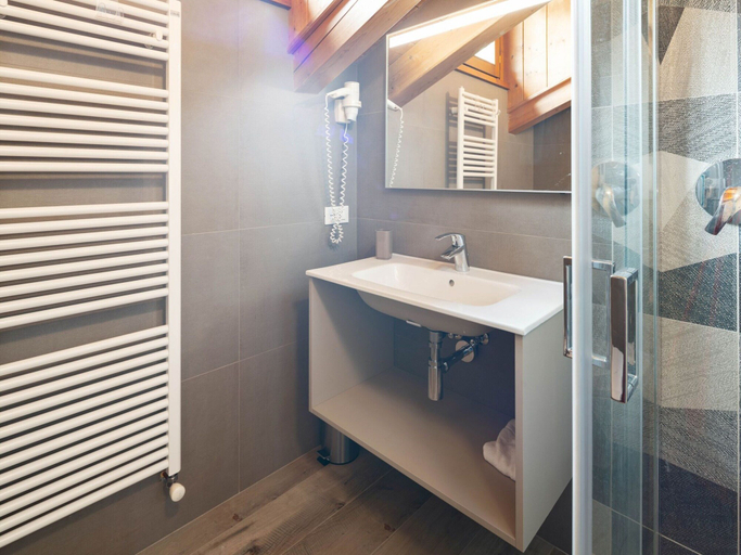 Bathroom 5, Apartment in Celledizzo Near Ski Lift, Trento
