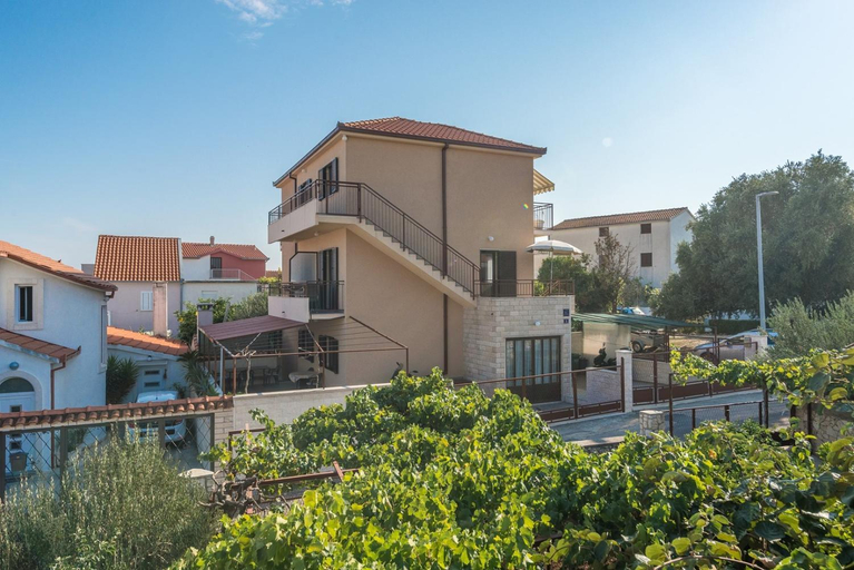 Others 4, Apartments Protega, Okrug