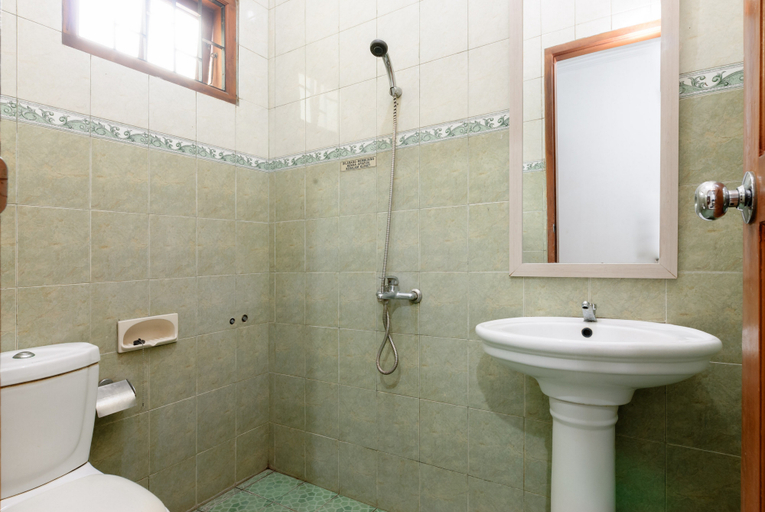 Bathroom, RedDoorz near Trans Studio Mall Cibubur, Depok