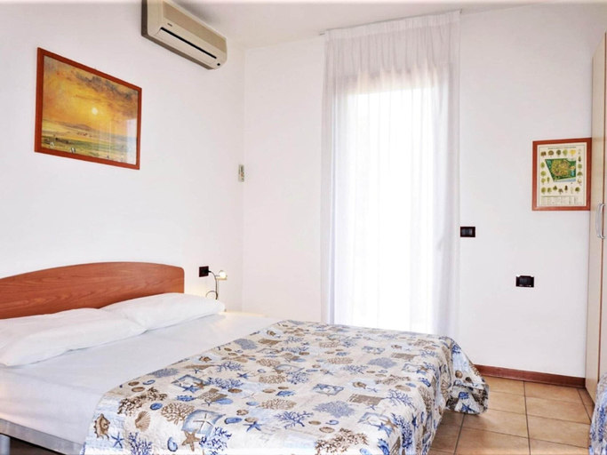 Room 4, Pleasant One-bedroom Villa With Pool, Venezia