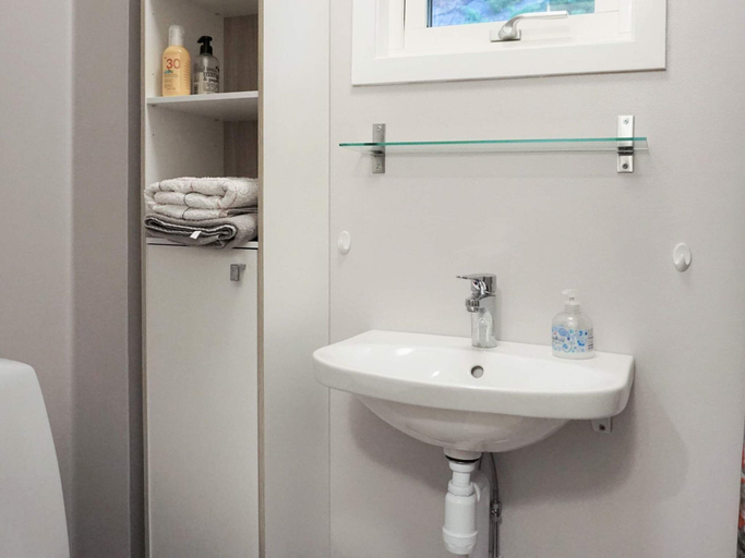 Bathroom 5, 3 Person Holiday Home in Henan, Orust