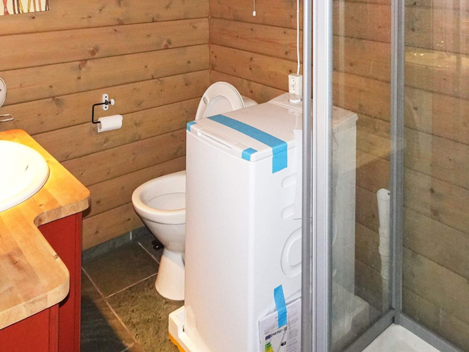 Bathroom 2, 10 Person Holiday Home in Svingvoll, Gausdal