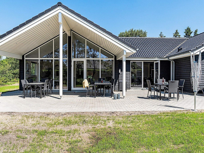 Dining 5, 5 Star Holiday Home in Blavand, Varde