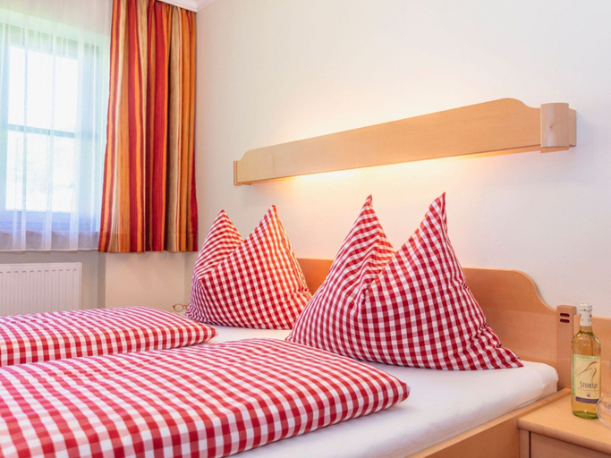 Others 2, Elegant Apartment Near the ski bus, Zell am See