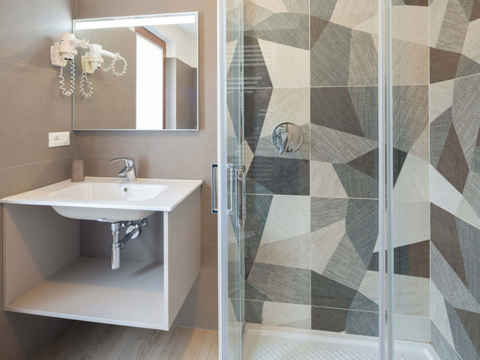Bathroom 4, Apartment in Celledizzo Near Ski Lift, Trento