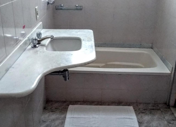 Bathroom 4, Hotel Braganca, Caxambu