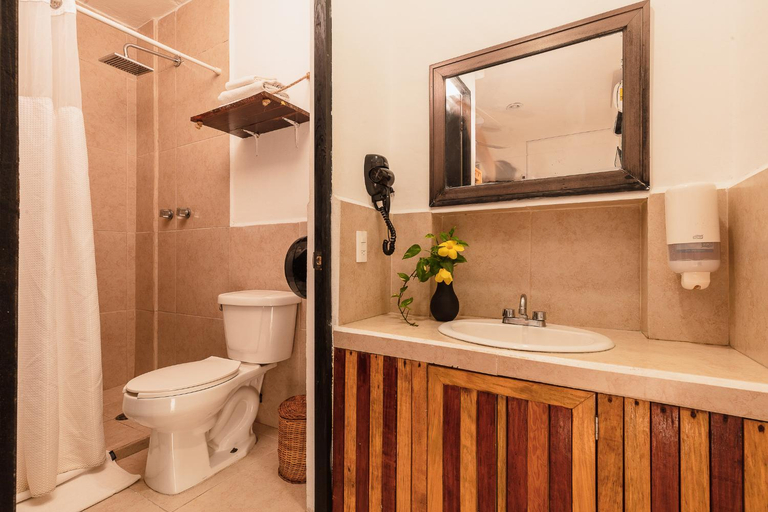 Bathroom, Che Playa Hostel & Bar Adults Only, Cozumel