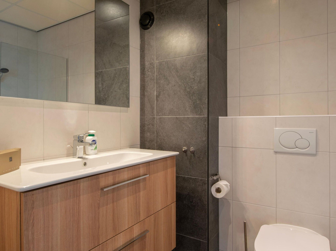 Bathroom 4, Suite in Hellevoetsluis by the Beach