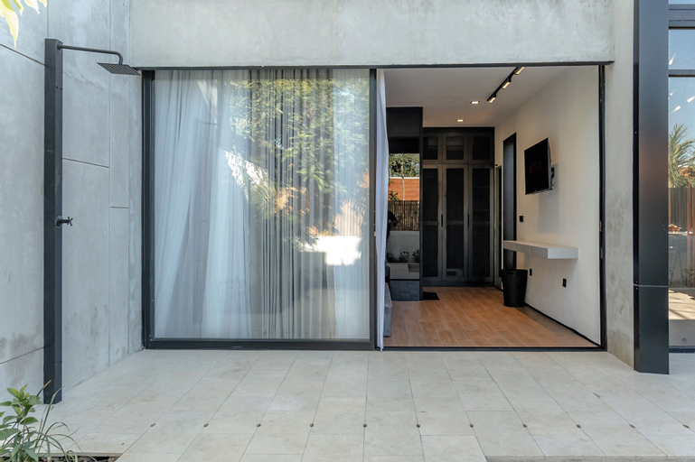Exterior 11