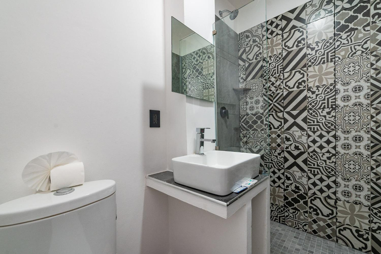 Bathroom 3, Mi Querida Maribel Hotel, Dist. Pochutla