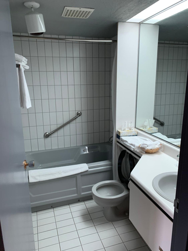 Bathroom 2, Motel Chute des Peres, Maria-Chapdelaine