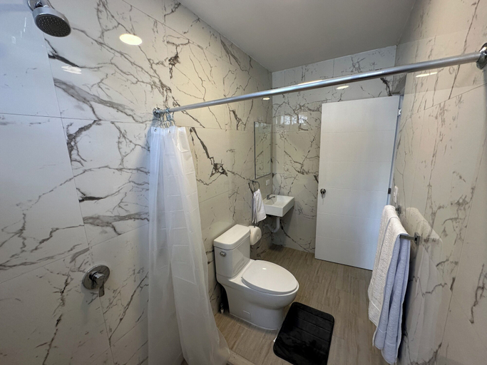 Bathroom 5, Villa Sicilia, ZONA 10