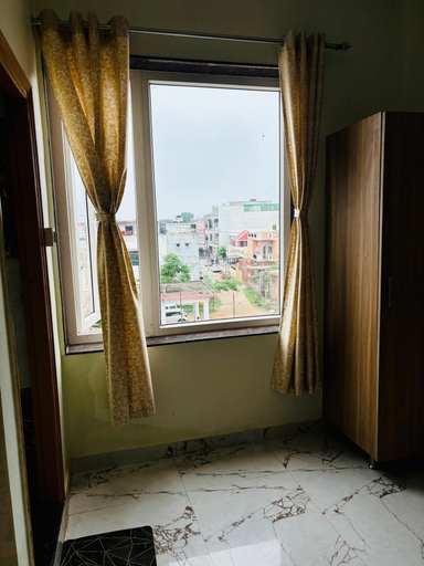 Others 4, Maharishi Inn, Faizabad