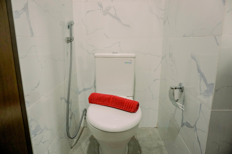 Bathroom 5, Nice and Modern Studio at 38th Floor Pacific Garden Apartment By Travelio, Tangerang