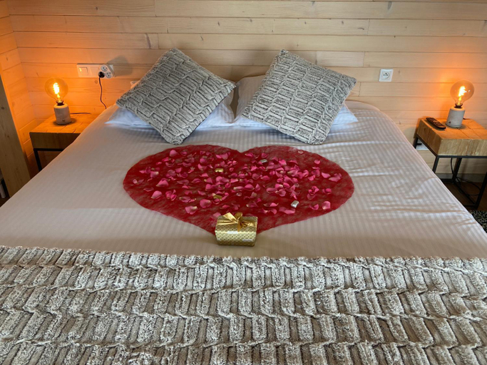 Bedroom 3, Cabanes Tresors de Campagne,spas privatifs, Aude