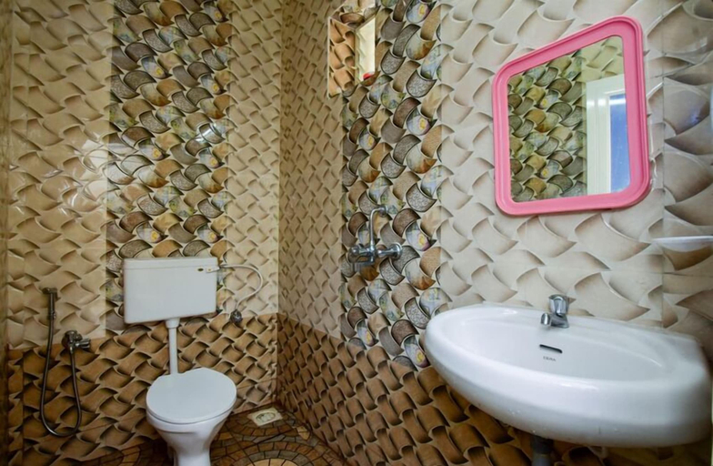 Bathroom, ronz vis da praia, North Goa