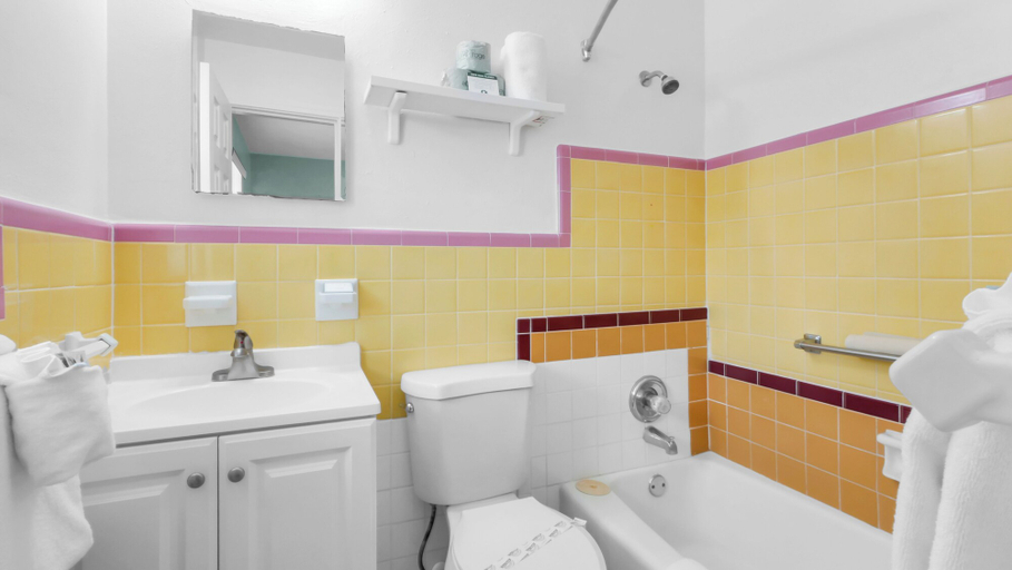 Bathroom 4, Ocean Court Beachfront Hotel, Volusia