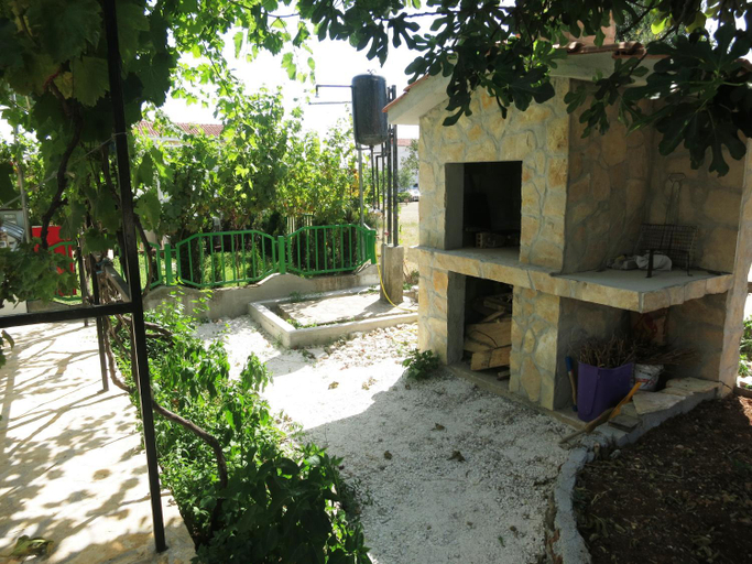 Others 5, Apartments Delibasic, Rogoznica