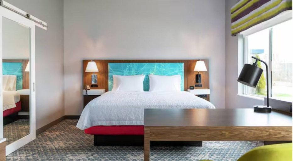 Bedroom 2, Hampton Inn & Suites Orangeville, On, Dufferin