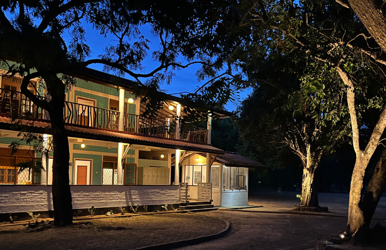 Exterior & Views
