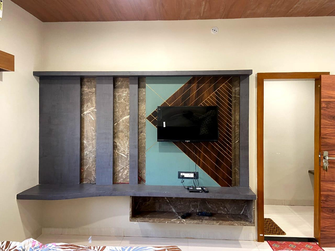 Others 4, Hotel Trinetra, East Nimar