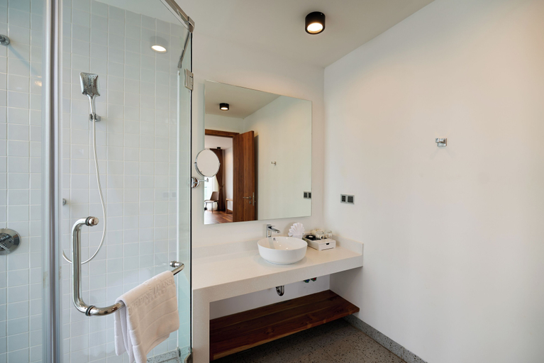Bathroom 5, The Pine Mansion, Saen Monourom
