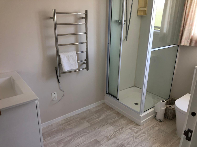 Bathroom 3, Hunua Ranges, Franklin