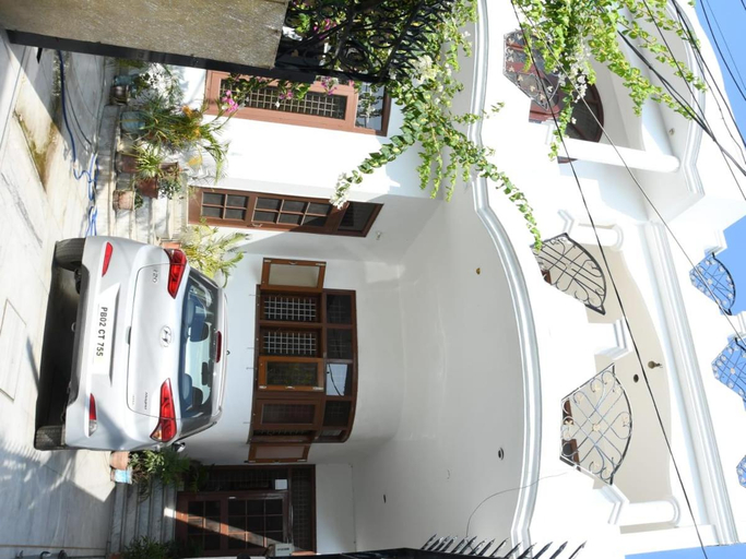 Exterior & Views