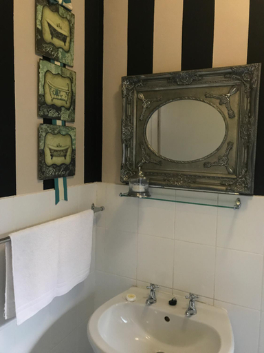 Bathroom 3, Die Kersiehuis, Thabo Mofutsanyane