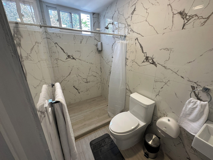 Bathroom 5, Villa Sicilia, ZONA 10