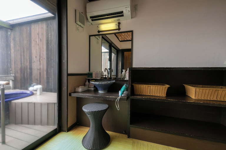 Bathroom 4, Tennomaru, Kōta